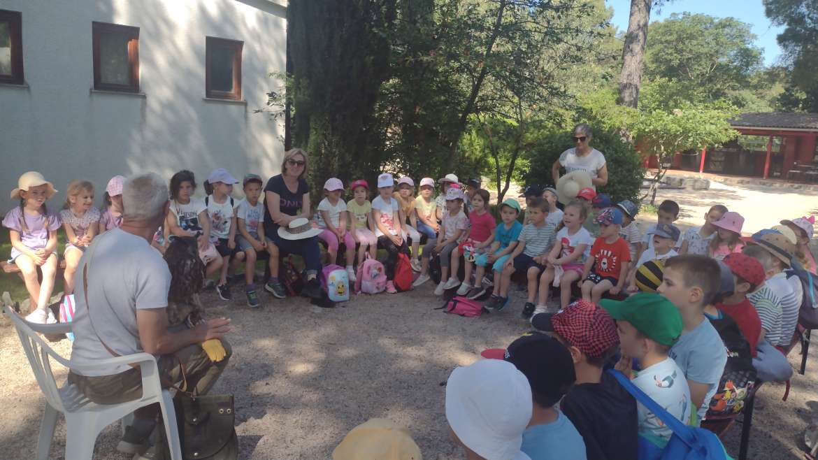 Kad su šeširići na veselim glavicama, smiješi nam se novo putovanje…