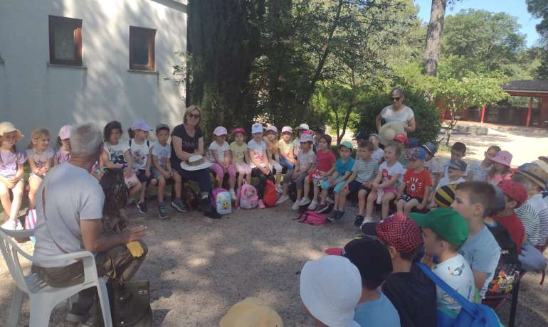 Kad su šeširići na veselim glavicama, smiješi nam se novo putovanje…